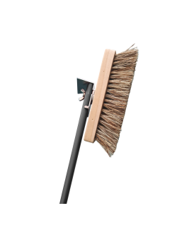 Spazzola con setole naturali con manico grigio in alluminio e raschiatore